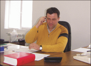 Domnul Codruţ Dăscălescu este directorul general al SC "Areas 51" din Oradea. S-a născut în anul 1971, în oraşul Suceva. A absolvit Facultatea de Cibernetică Economică din cadrul ASE Bucureşti. Este căsătorit, are o fiică şi un fiu. Hobby: literatura economică.