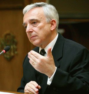Mugur Isărescu: Gradul de îndatorare a populaţiei ar trebui să fie de 30% din venituri