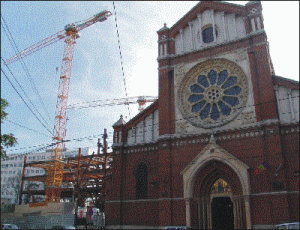 În timp ce legislativul nu mai pridideşte să facă anchete şi să umble la "şuruburi", Primăria doarme, iar construcţia de lângă Catedrală creşte văzând cu ochii; a mai trecut o lună, s-a mai construit un etaj.