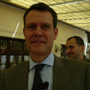 Domnul Victor Esquivel, directorul general al "Dole" România, cu sediul în Bucureşti, s-a născut în 1969 în Mexic şi a crescut în Costa Rica şi Franţa. A absolvit studii de inginerie industrială şi MBA în afaceri internaţionale în SUA. Este căsătorit şi are trei fiice. Hobby: înotul şi jogging-ul.