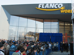 Retailerul "Flanco", membru al grupului "Flamingo", este în insolvenţă din decembrie 2009, procedură iniţiată de compania-mamă pentru protejarea în faţa creditorilor. Măsura a fost luată după ce ING Bank a început să execute silit stocurile din unele magazine, refuzând cererea de reducere suplimentară a datoriei.