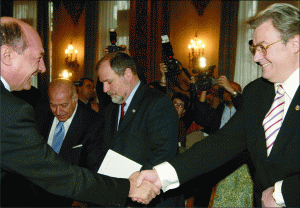 Faţă-n faţă cu discursul lui Traian Băsescu de alaltăieri, un discurs prin care preşedintele i-a furat temele predilecte, Corneliu Vadim Tudor a declarat ziarului "BURSA": "Dacă preşedintele Traian Băsescu mă va contacta, atunci am disponibilitatea discuţiilor pentru a stabili ceea e este de făcut; ne-a coalizat acest guvern antinaţional".