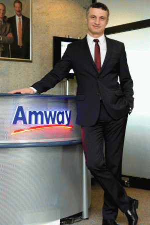 Domnul George Popescu, directorul general al sucursalei "Amway" România.