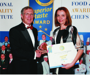 La Bruxelles, doamna Diana Stanciulov, reprezentanta "Sonimpex Serv", primind de la domnul Christian De Bauw, managing partner, medalia "Superior Taste Award".