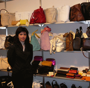 Doamna Dana Bogdan, director de producţie la SC "Capris" SA, s-a născut în oraşul Sebeş-Alba, în care funcţionează şi firma. A absolvit Institutul Politehnic din Timişoara - Facultatea de Mecanică. Este căsătorită şi are o fiică. Hobby: călătoriile şi echitaţia.