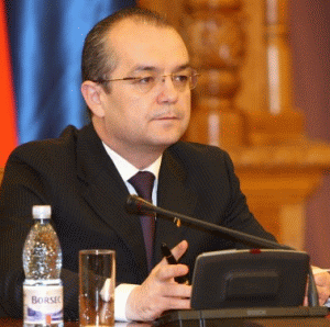 Primul ministru Emil Boc a cerut miniştrilor să prezinte scheme reduse de organizare a ministerelor.