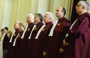 Se pare că noii judecători au invocat oboseala pentru amânarea pronunţării asupra celor cinci sesizări de neconstituţionalitate.