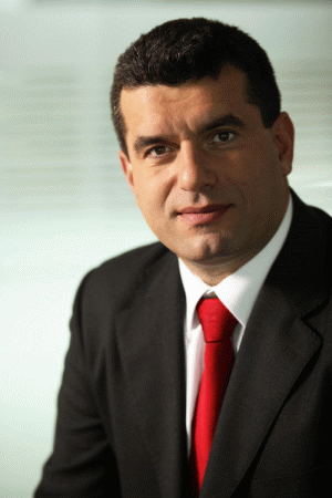 "În prezent, grupul nostru este în proces de a finaliza achiziţia unor companii de marketing&sales din Bulgaria, Ungaria, Slovacia şi Republica Cehă. Astfel, vom crea prima platformă regională de marketing şi vânzări în domeniul farmaceutic din zona Central şi Est Europeană", a declarat Robert Popescu, directorul general al "A&D Pharma".