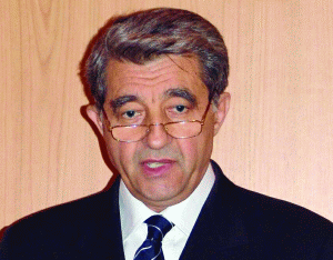 Ioan Cuzman, preşedintele SIF "Banat-Crişana" vorbeşte într-un interviu acordat ziarului BURSA, despre intenţia SIF-ului să investească trei milioane de euro pe pieţele financiare internaţionale, în condiţiile în care piaţa de capital autohtonă îi oferă puţine oportunităţi acum. Preşedintele SIF1 a mai vorbit şi despre domeniile din economie care ar putea să scoată ţara noastră din criză.