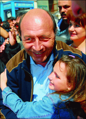 Traian Băsescu dă din picioare