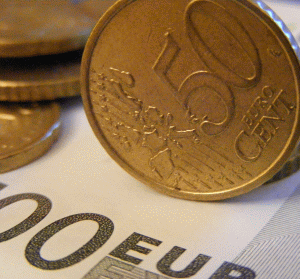 Moneda euro va înregistra noi scăderi faţă de dolar în august