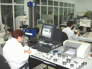 Cercetările arată că întreprinderile din domeniul industriei cheltuiesc mai mult pentru cercetare-dezvoltare decât cele din domeniul serviciilor.
