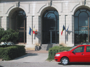 Finanţele vor să împrumute 1,1 miliarde euro de la bănci