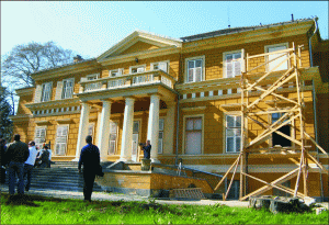 Familia Regală restaurează Castelul de la Săvârşin cu banii din exploatarea pădurilor