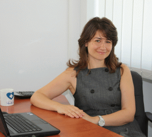 Absolventă a Academiei de Studii Economice, cu specializare în management, Monalisa Ungureanu şi-a completat pregătirea profesională printr-o diplomă de excelenţă în management şi o certificare în raportări financiare internaţionale - ambele obţinute în cadrul ASEBUSS. De asemenea, noul CFO al "MedLife" are competenţe în management strategic şi în managementul schimbării în perioade de criză, dobândite în cadrul International Canadian Management Agency.