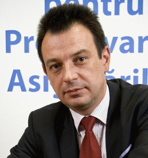 Alin Bucşa: Strategia companiei pentru anul 2010 s-a axat pe diversificarea portofoliului, în condiţiile diminuării ponderii asigurărilor de răspundere civilă auto (RCA), care a scăzut de la 89,3% la mai puţin de 87% din total. 