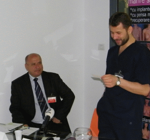 Dr. Mihai Roşu, directorul medical al Centrului "Focus" şi dr. Călin Doboş (în picioare), chirurg estetician.