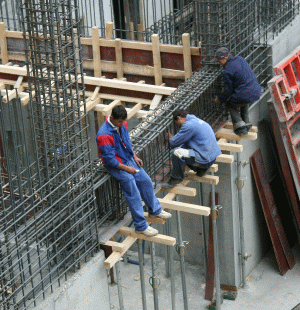 INS: Managerii estimează stabilitate în industrie şi servicii, scădere în construcţii şi comerţ