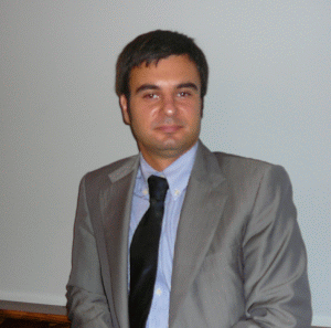 Laurenţiu Dinu, director general "Accreo" România, s-a născut în anul 1979 în Bucureşti. A absolvit ASE Bucureşti-Facultatea de Economie Generală, Şcoala Naţională de Ştiinţe Politice şi Administrative şi ultimul dintre masterate îl deţine de la Colegiul Europei din Bruges-Belgia. Necăsătorit. Hobby: călătoriile şi înotul.