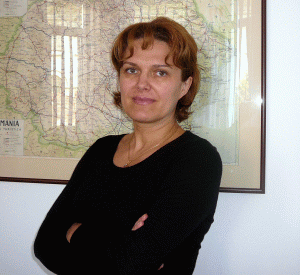 Doamna Corina Păcuraru, director general al companiei "Perfect Tour", s-a născut în oraşul Hunedoara. A absolvit Facultatea de Industrie Alimentară din Galaţi şi MBA Româno-Canadian la ASE Bucureşti. Bogăţia domniei sale sunt cele două fiice, iar pasiunea - călătoriile.