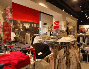 Magazinul "Sprider Stores" din Piatra Neamţ, înainte de deschidere.