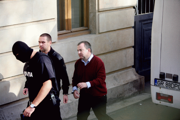 Curtea de Apel Bucureşti a respins, vineri, contestaţia lui Kiss Laszlo (foto dreapta) şi a lui Ionuţ Adrian Eftimie (foto stânga) la prelungirea arestării preventive cu încă 30 de zile, cerută de DIICOT. Ceea ce înseamnă că amândoi vor rămâne în arest cel puţin până la începutul lunii decembrie, pentru implicarea lor în dosarul "Petrom Service". Judecătoarul care a respins contestaţia celor doi este Ana Maria Trancă, acelaşi magistrat care a dispus şi reţinerea lui Sorin Ovidiu Vîntu, în dosarul privind favorizarea infractorului Nicolae Popa.