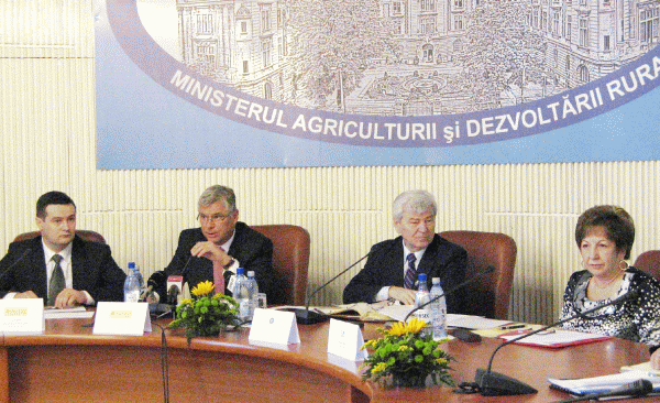 De la stânga la dreapta: Sorin Ignat (director adjunct clienţi corporativi la BT), Robert Rekkers (director general al BT), Valeriu Tabără (ministrul Agriculturii) şi Veronica Toncea (preşedinte FGCR)