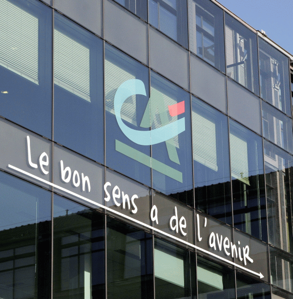 Credit Agricole a semnat cu Alpha Bank vânzarea Emporiki 