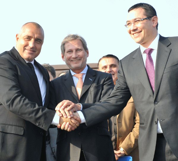 Premierii României şi Bulgariei, Victor Ponta (dreapta) şi Boiko Borisov (stânga), au traversat săptămâna trecută al doilea pod peste Dunăre dintre cele două ţări, între Vidin şi Calafat, alături de comisarul european pentru politică regională Johannes Hahn (centru). În cadrul unei conferinţe de presă improvizate la jumătatea podului, Borisov a declarat că a primit asigurări de la constructorul FCC că toate lucrările vor fi finalizate până în primăvară. 