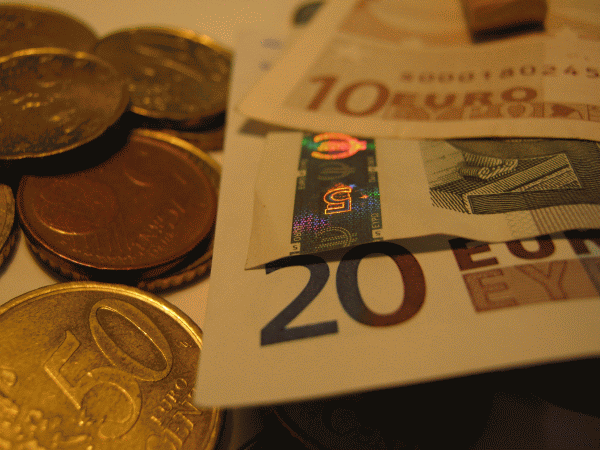 "Commerzbank": Euro va avea un curs de 1,30 dolari la finele anului