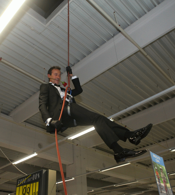 Primarul Radu Mazăre, într-o apariţie stil James Bond, pe fondul muzical aferent, la tăierea panglicii de inaugurare a Decathlon Constanţa.