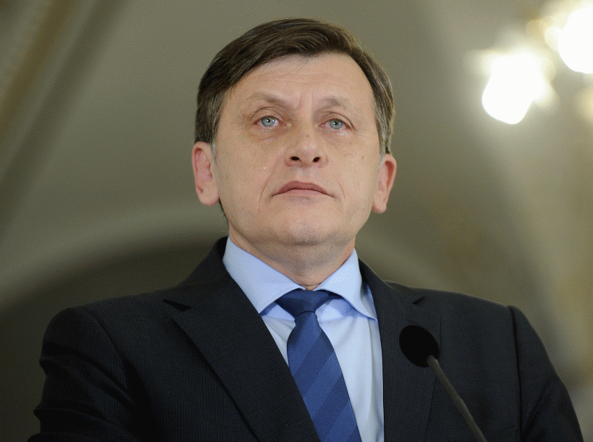 Crin Antonescu a precizat că gestul premierului Victor Ponta şi al Guvernului său de a se prezenta în faţa Parlamentului pentru o dezbatere normală, democratică, despre o temă majoră, cum este bugetul UE în perioada 2014-2020, este unul extrem de important, pe care l-a calificat drept "istoric".