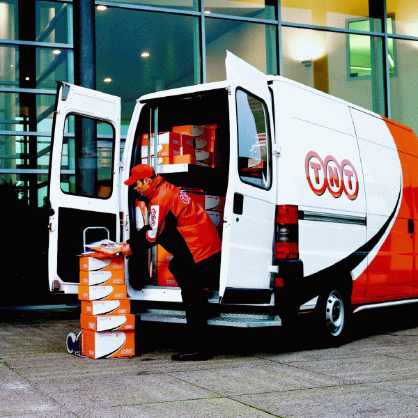 "TNT Express" şi-a vândut anul trecut operaţiunile de transport aerian către "ASL Aviation Group" Ltd, ca o condiţie impusă de autorităţi pentru aprobarea afacerii cu UPS.