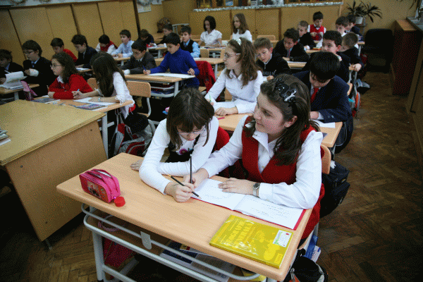 Licenţa educatoarelor şi clasa zero creează haos în sistemul de învăţământ