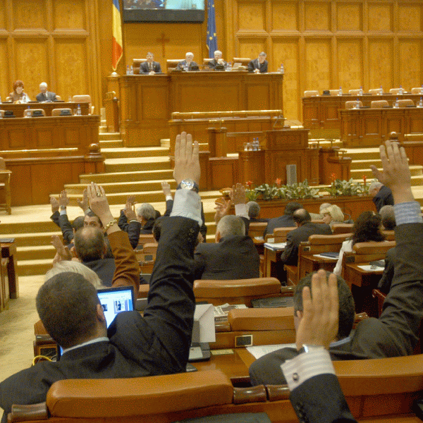 Opoziţia a deschis sezonul la moţiuni