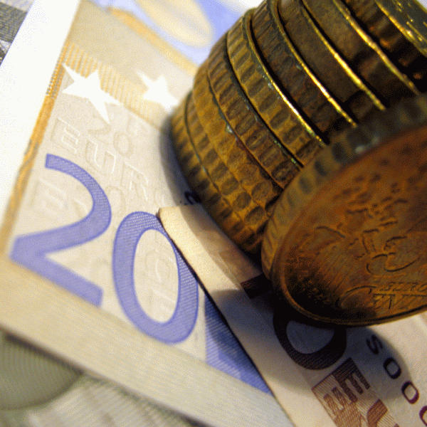 Euro, afectat de evoluţia serviciilor şi industriei din uniunea monetară