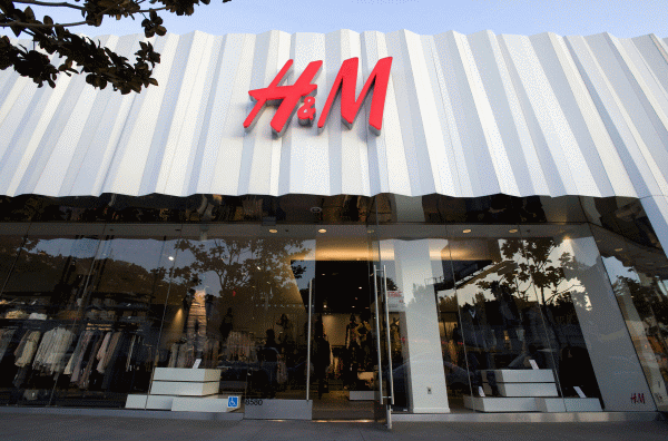 H&M, acuzată că a copiat modele de ţinute de la Balenciaga, Celine şi Kenzo