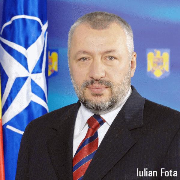 "Deprofesionalizarea administraţiei devine mai periculoasă decât însăşi criza economică"