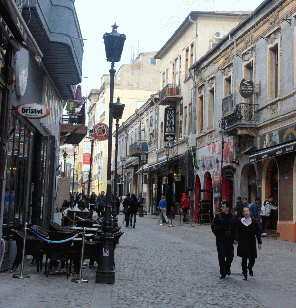 Impozitul forfetar urmează să fie aplicat companiilor care activează în sectorul restaurantelor şi alimentaţiei publice, în cel turistic şi în cel al întreţinerii şi reparării autovehiculelor, cu o cifră de afaceri anuală netă de maxim 50 milioane euro.
