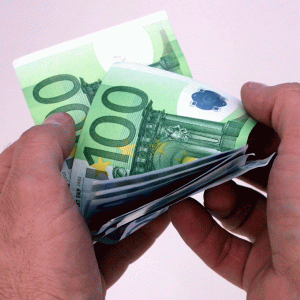 Finanţele vor să atragă de două ori mai mulţi bani decât media ultimelor trei luni