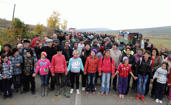 Demisii şi proteste - explorarea gazelor de şist merge mai departe