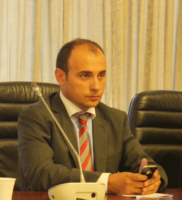 "Autorităţile ar trebui să cerceteze de ce oamenii şi-ar păstra sume mari în casete de valori"