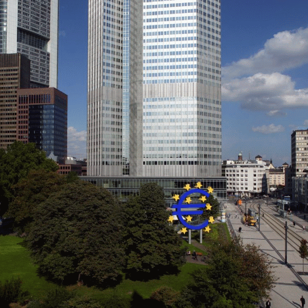 Ministrul italian de Finanţe solicită BCE relaxarea politicii monetare şi stoparea aprecierii euro
