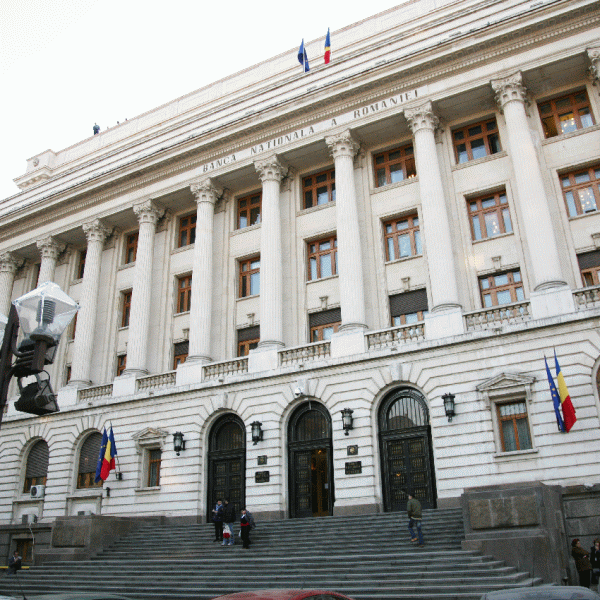 "Băncile sunt mai mult case de schimb decât instituţii de creditare"