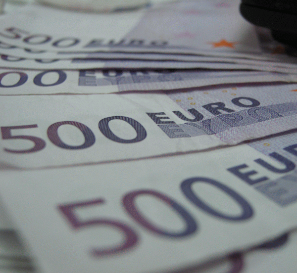 Euro - avans de 4% faţă de yen, curs aproape neschimbat raportat la dolar