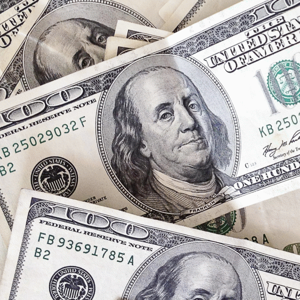 Dolarul s-a apreciat, în aşteptarea deciziei Fed privind achiziţiile de obligaţiuni