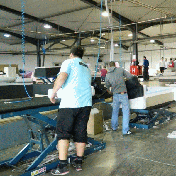 Capacitatea de producţie a fabricii este desfăşurată pe o suprafaţă de 75.000 metri pătraţi.