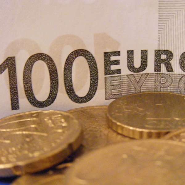 Euro, tras în jos de speculaţiile privind taxarea depozitelor la BCE