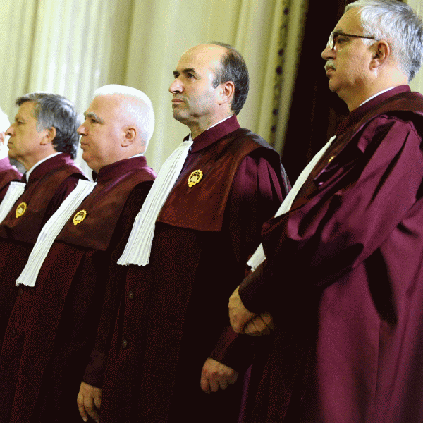 "Proiectul de revizuire a Constituţiei conţine 25 de elemente de neconstituţionalitate"