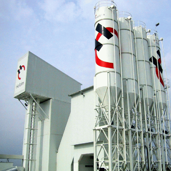 "Holcim" şi "Lafarge" vând active, dar nu închid fabrici